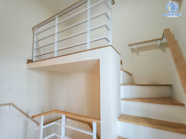 ทาวน์โฮมมือสอง ม. โกลเด้นทาวน์ วิภาวดี-แจ้งวัฒนะ สภาพดีมาก พร้อมเข้าอยู่ บนเนื้อกว่า 19 ตร.ว. 4 ห้องนอน 3 ห้องน้ำ 2 ที่จอดรถ บนทำเลศักยภาพเชื่อมต่อถนนหลายเส้นทางมาก ได้แก่ แจ้งวัฒนะ, ถนนสรงประภา, ลฯล เดินทางสะดวก ใกล้รถไฟฟ้าสถานี "หลักสี่" และ จุดขึ้นทางด่วน "ศรีสมาน"...